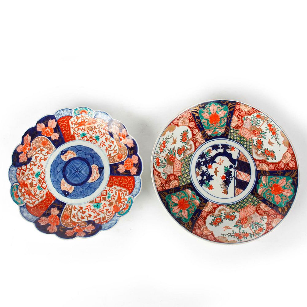 Appraisal: PAIR JAPANESE IMARI PATTERN SERVING DISHES Traditional Asian design to