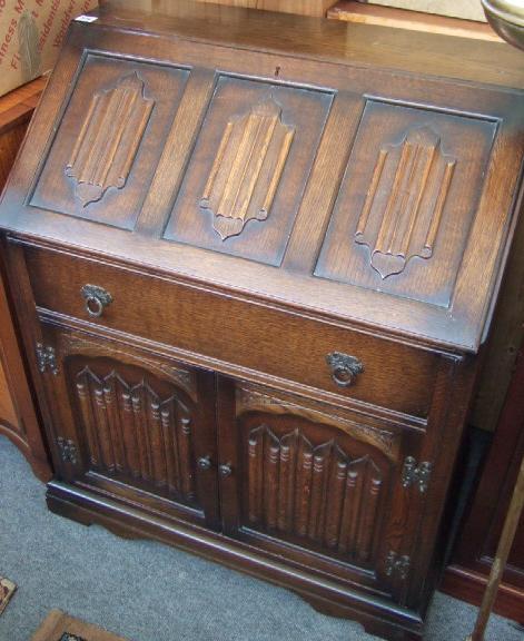 Appraisal: A th century oak bureau the fall with linen fold