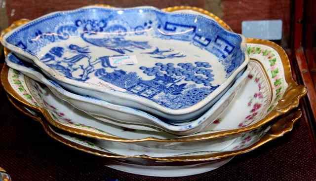 Appraisal: A PAIR OF TH CENTURY BLUE AND WHITE PEARL WARE