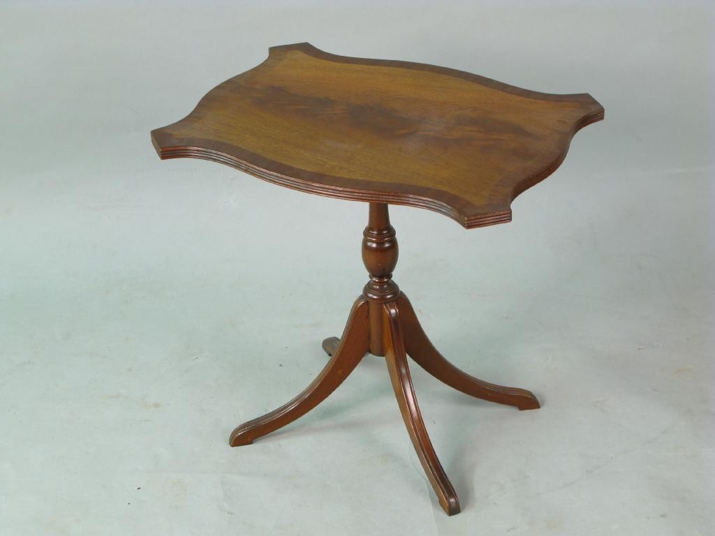 Appraisal: A mahogany coffee table with serpentine shaped top in