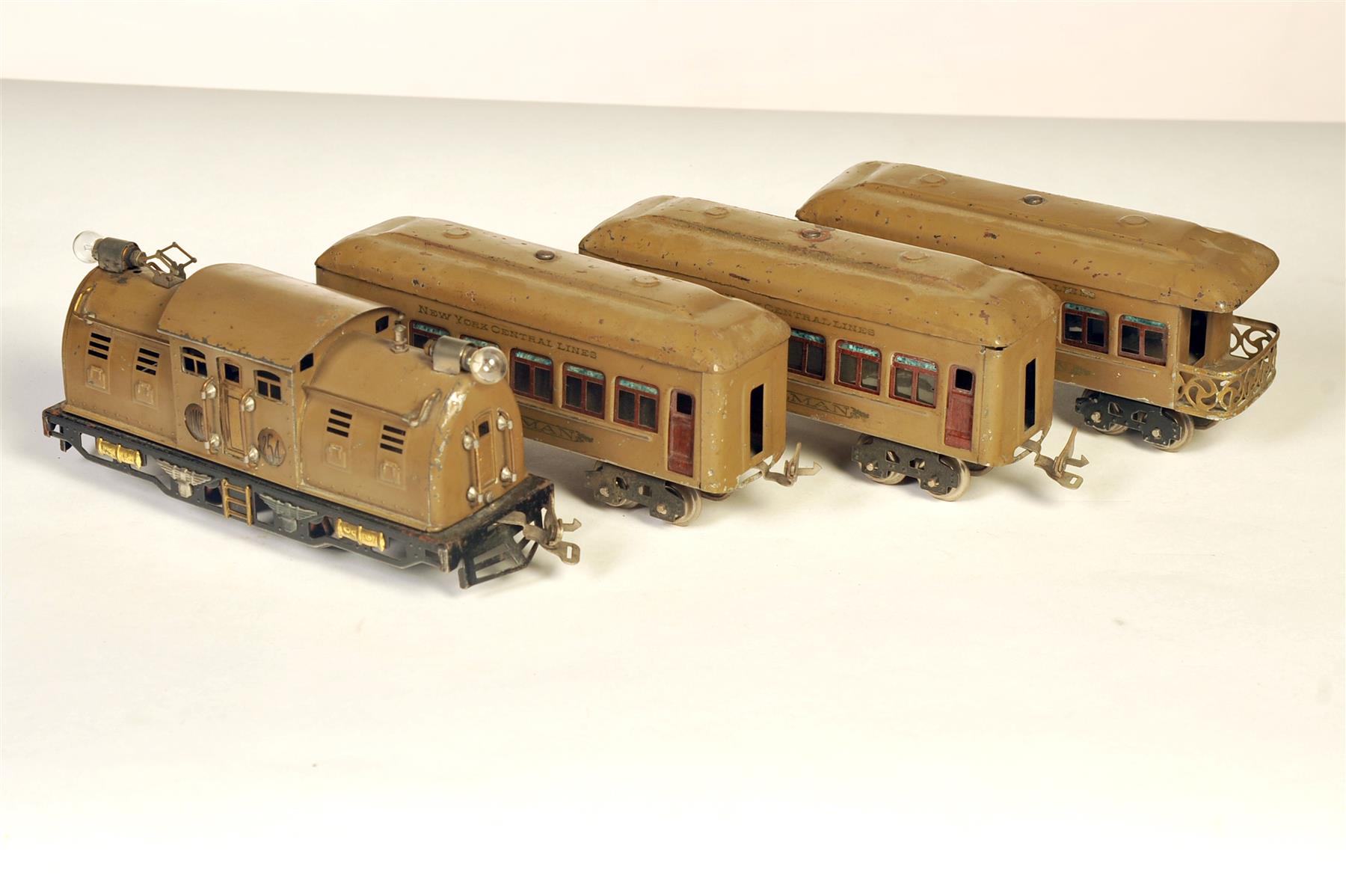 Appraisal: LIONEL O GAUGE CONSIST WITH ELECTRIC TWO SERIES PULLMAN PASSENGERS