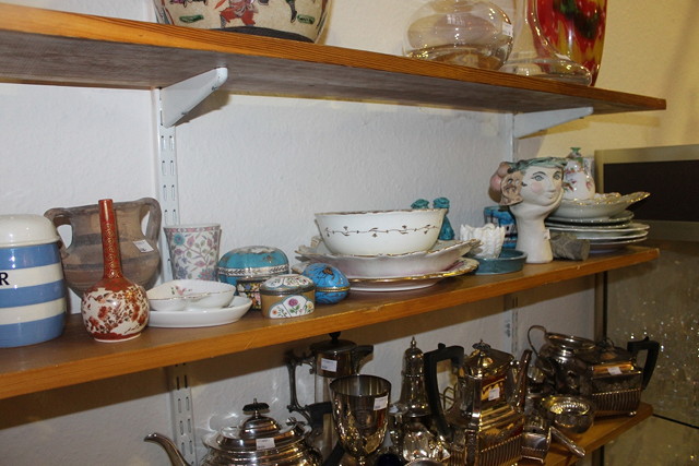 Appraisal: A COLLECTION OF PORCELAIN POTTERY AND OTHER PIECES a pair