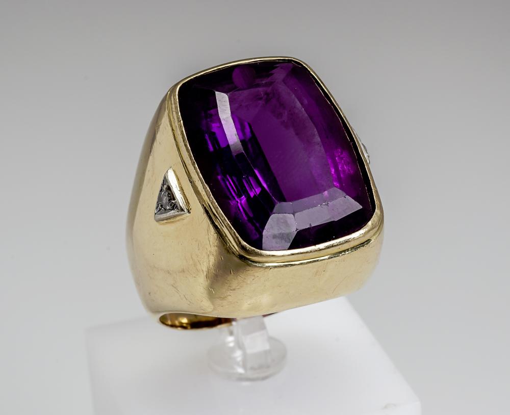 Appraisal: -KARAT YELLOW-GOLD AND AMETHYST RING -Karat Yellow-Gold and Amethyst Ring