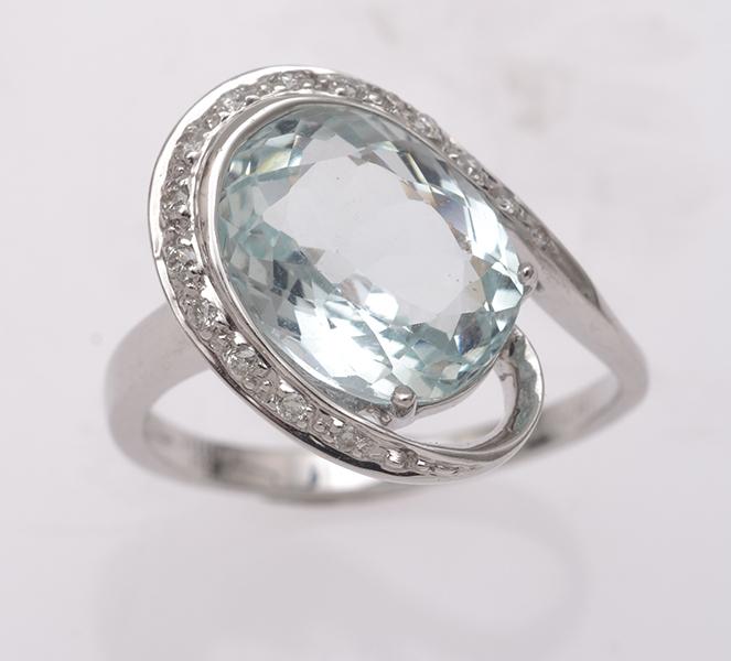 Appraisal: AN AQUAMARINE AND DIAMOND DRESS RING IN CT WHITE GOLD