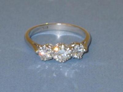 Appraisal: A THREE STONE DIAMOND RING the brilliant cut stones approximately