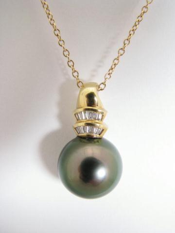 Appraisal: Lady's Tahitian pearl and K yellow gold pendant with baguette