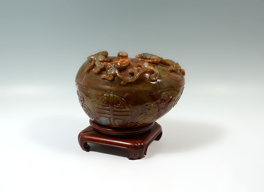 Appraisal: CHINESE CARVED AGATE COVERED BOX Carved agate box lid with