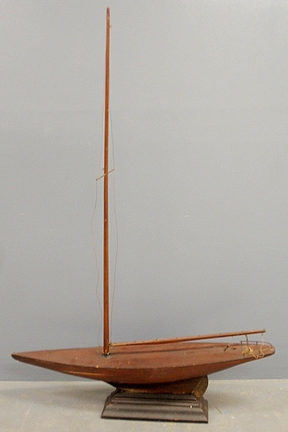 Appraisal: - Large sloop pond model with a lead keel and