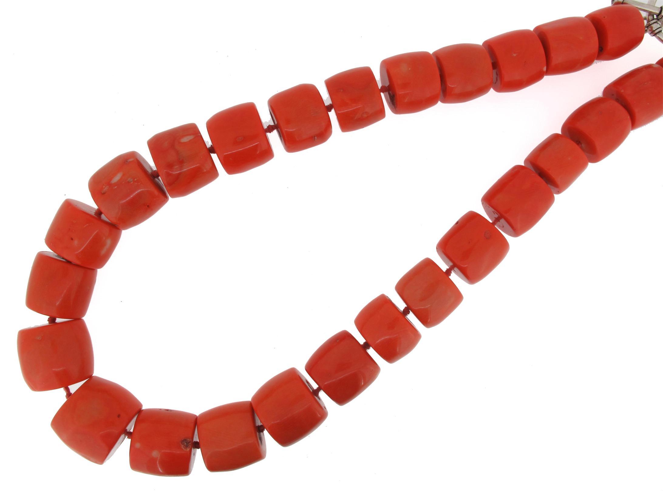 Appraisal: A necklace of exceptionally large circular section coral beads