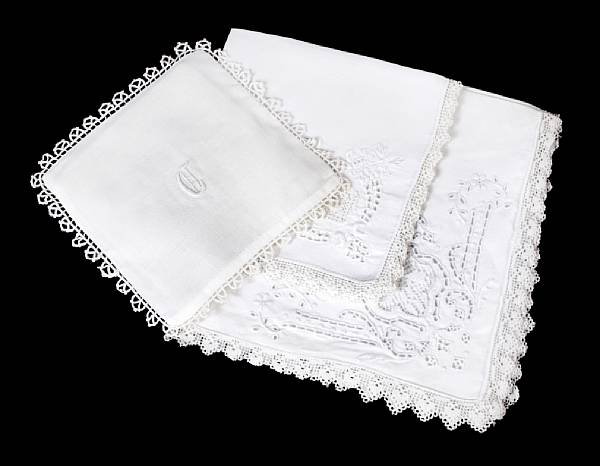 Appraisal: A collection of linen vintage napkins and tablecloths comprising two