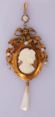 Appraisal: A shell cameo pendant the oval cameo depicting a classical