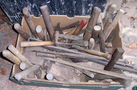 Appraisal: A quantity of hammers various and sundry hammer heads