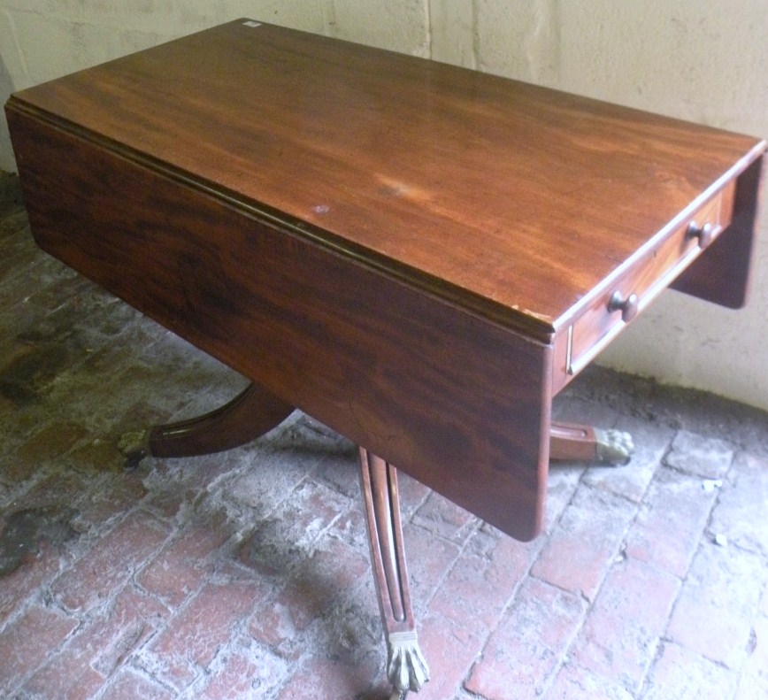 Appraisal: A thC mahogany dropleaf Pembroke table the top with rounded