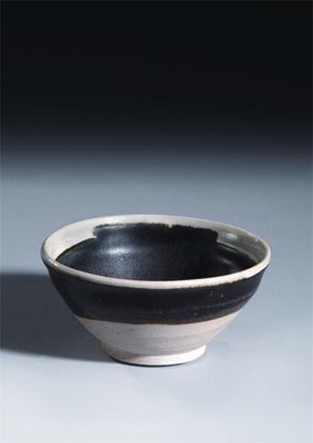 Appraisal: A Chinese brown-glazed stoneware bowl with a white glazed rim