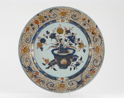 Appraisal: A large Chinese Imari dish painted with a central vase