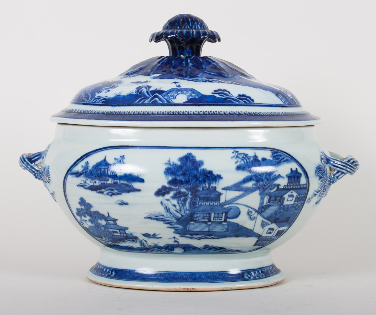 Appraisal: Chinese Export blue and white soup tureen late th century