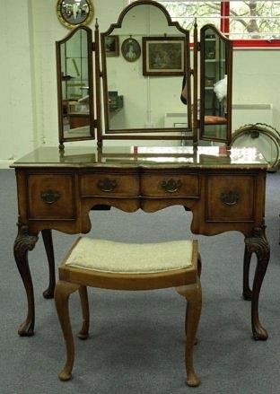 Appraisal: A mahogany serpentine front dressing table with mirror over fitted