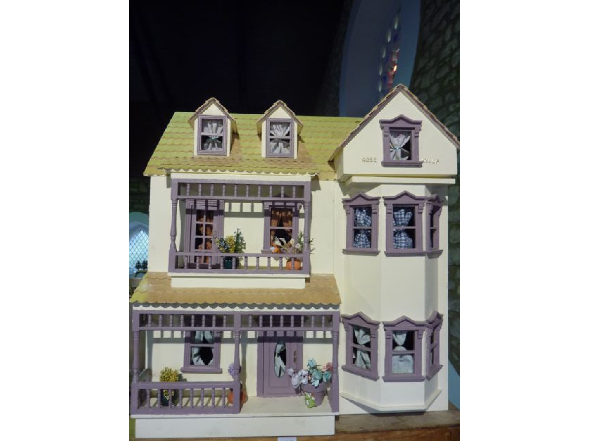 Appraisal: A good quality doll's house 'Rose Villa' - the hinged