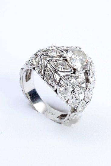 Appraisal: A diamond ring of entwined laurel leaf design the central