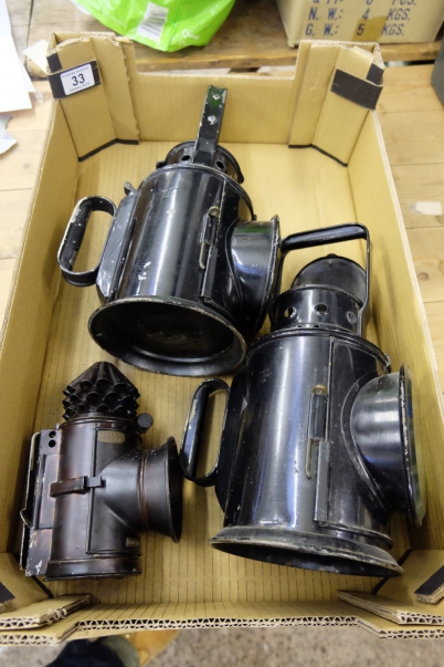 Appraisal: A collection of vintage hiatt and bladon railway lamps in