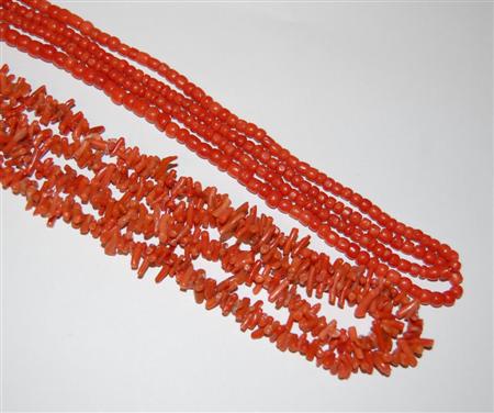 Appraisal: A collection of items to include several coral bead and