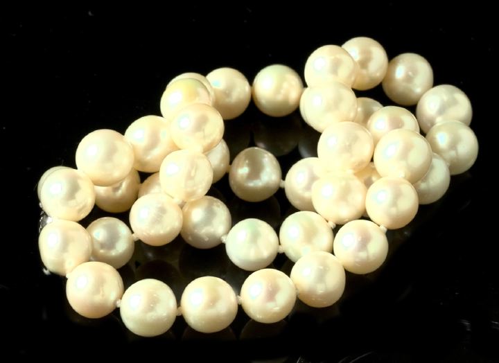 Appraisal: Ladies White Pearl Necklace featuring mm pearls l