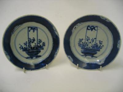 Appraisal: A PAIR OF QING DYNASTY CHINESE PORCELAIN PLATES painted in