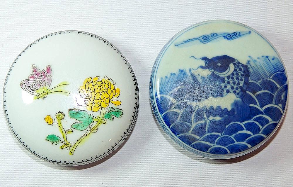 Appraisal: Two Chinese Porcelain Covered Boxes Two Chinese porcelain covered boxes