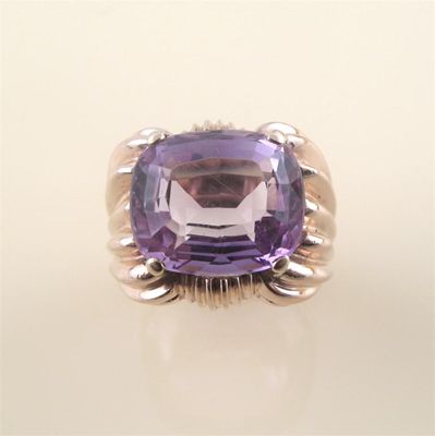 Appraisal: An amethyst mounted gold ring the oval shaped amethyst is