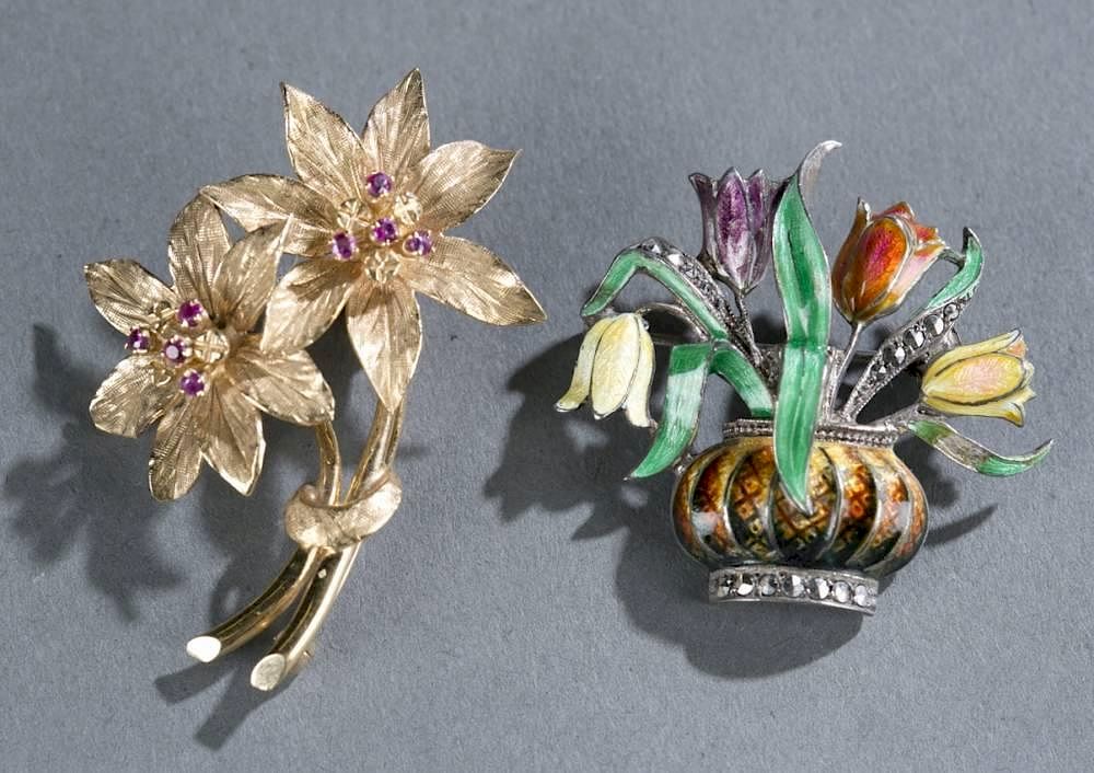 Appraisal: Two floral early th century brooches A pair of poinsettia