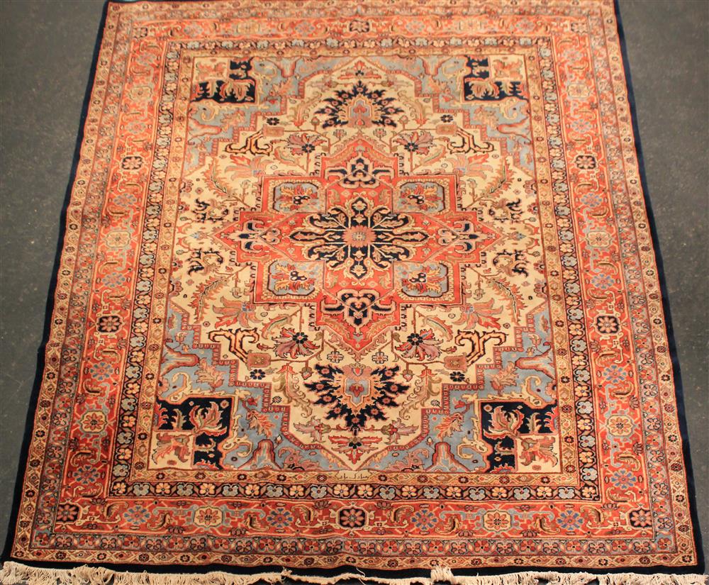 Appraisal: HERIZ WOOL RUG central medallion within diamond medallion surrounded by