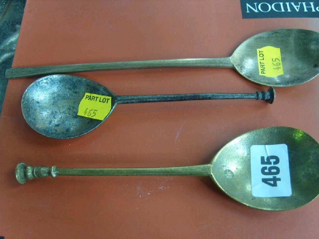 Appraisal: Three Old English spoons two with seal points one of