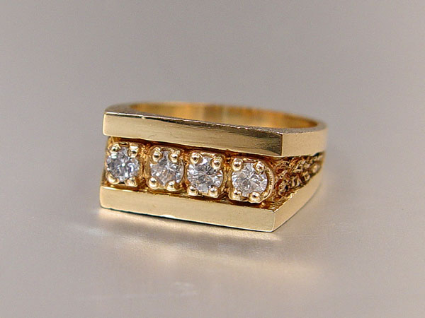 Appraisal: GENTS K AND DIAMOND RING K yellow gold ring contains