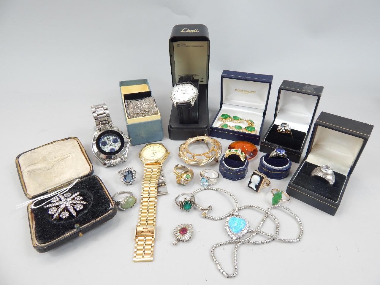 Appraisal: A quantity of costume jewellery to include Victorian dress pieces