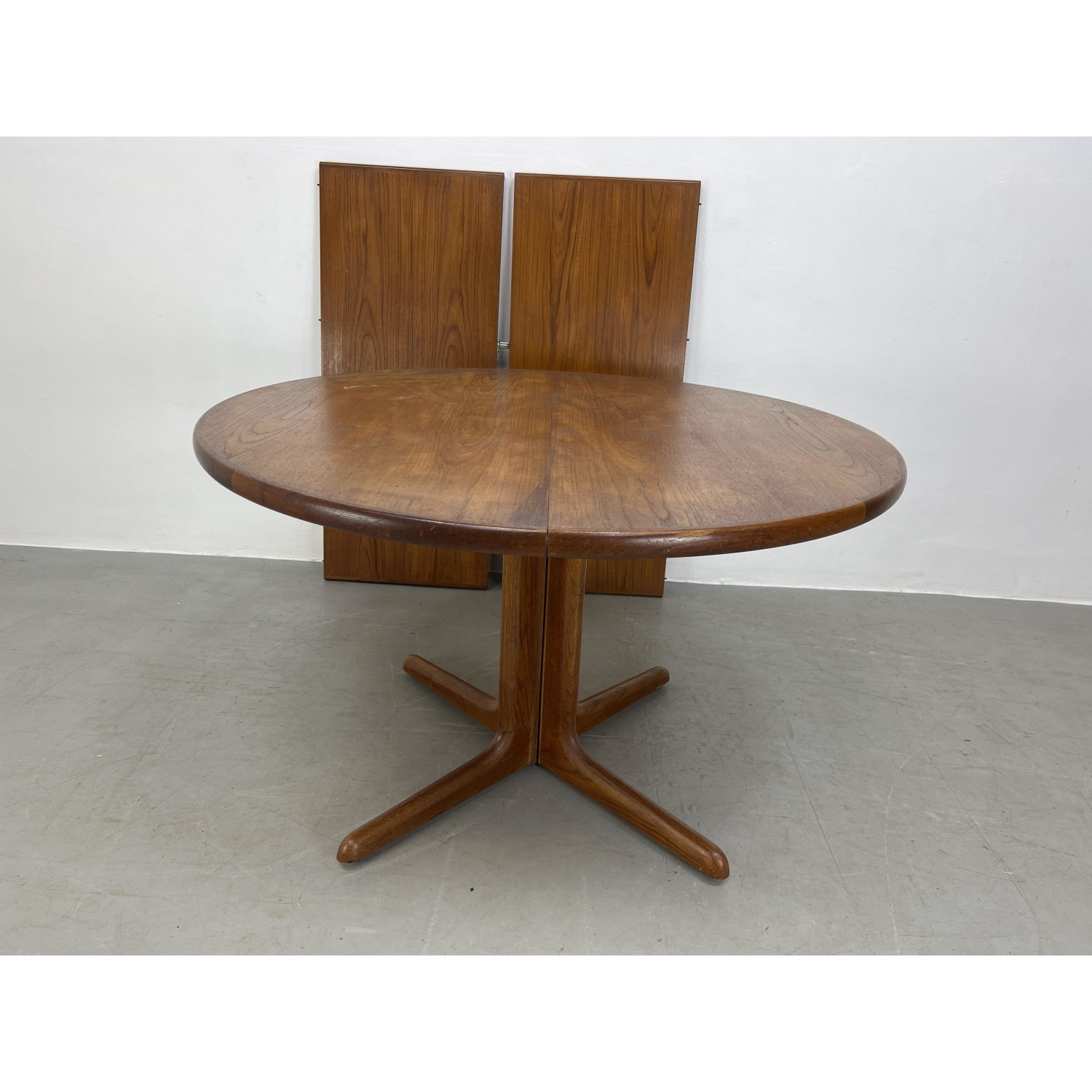 Appraisal: Skovby Teak dining table Includes - inch leaves Dimensions H