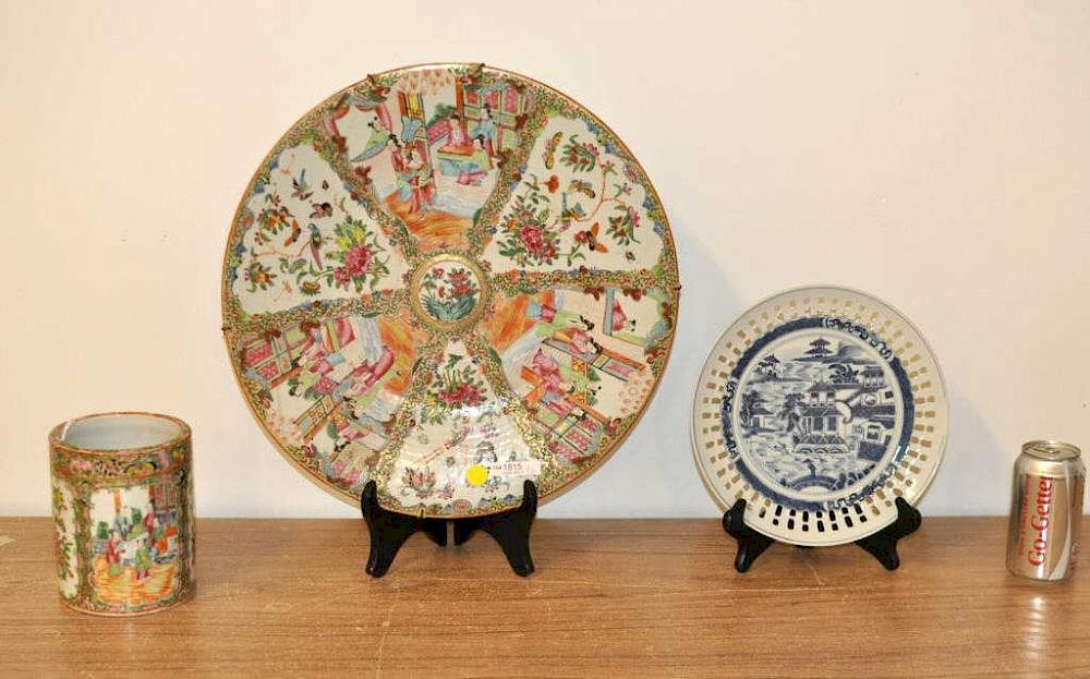 Appraisal: Three Chinese Porcelain Items Three Chinese porcelain items comprising a