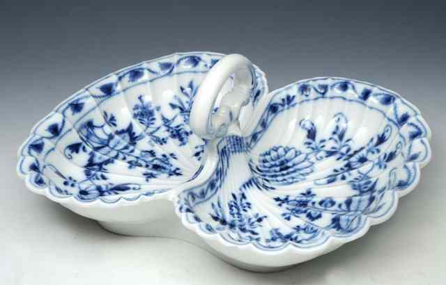 Appraisal: A MEISSEN BLUE ONION PATTERN TWO COMPARTMENT DISH a Meissen