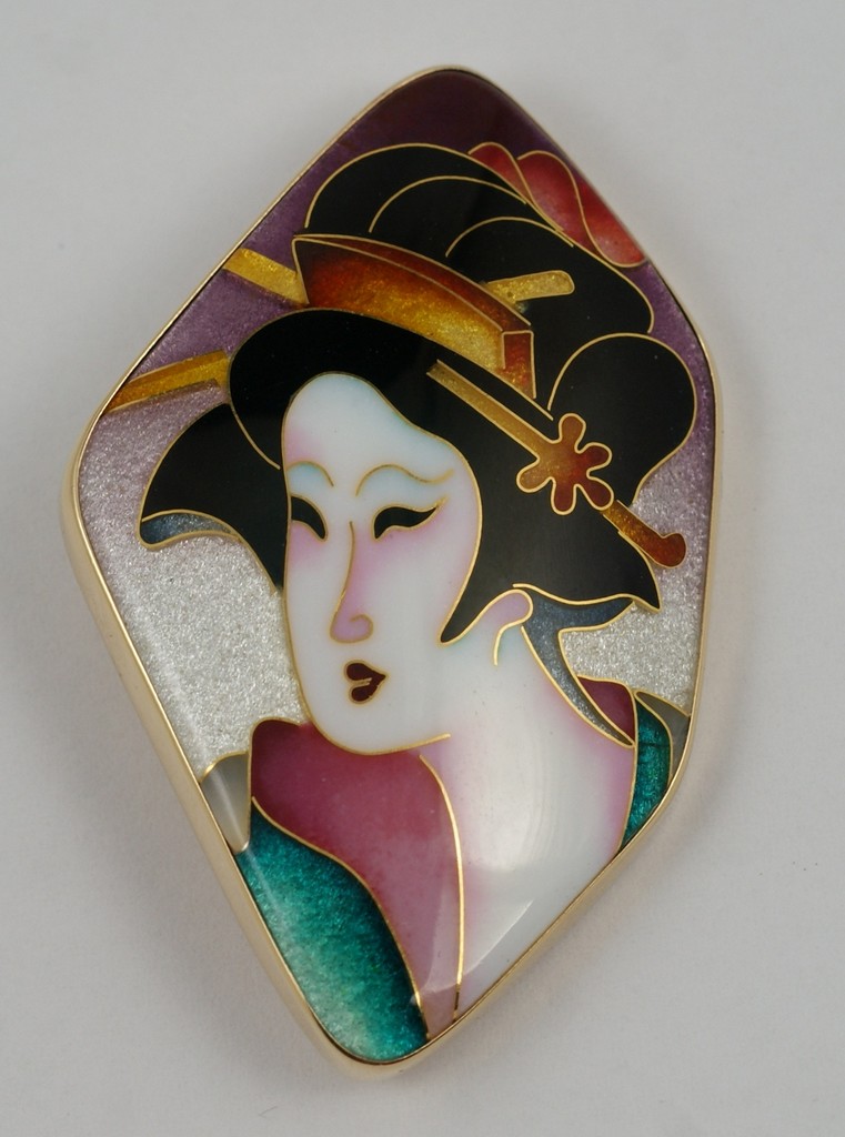 Appraisal: K YG enameled cloisonn pin depicting a geisha stamped K