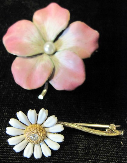 Appraisal: Two enameled flower pinsOne daisy accented by a petite round