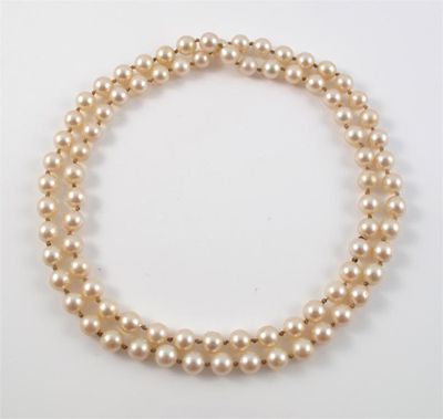 Appraisal: A single row matched cultured pearl necklace The pearls measure