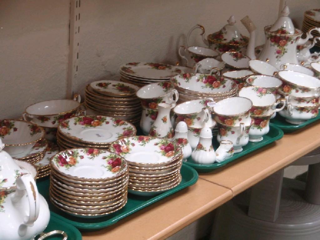 Appraisal: A comprehensive set of Royal Albert Old Country Roses dinner