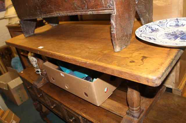 Appraisal: AN OAK COFFEE TABLE of rectangular form on turned supports