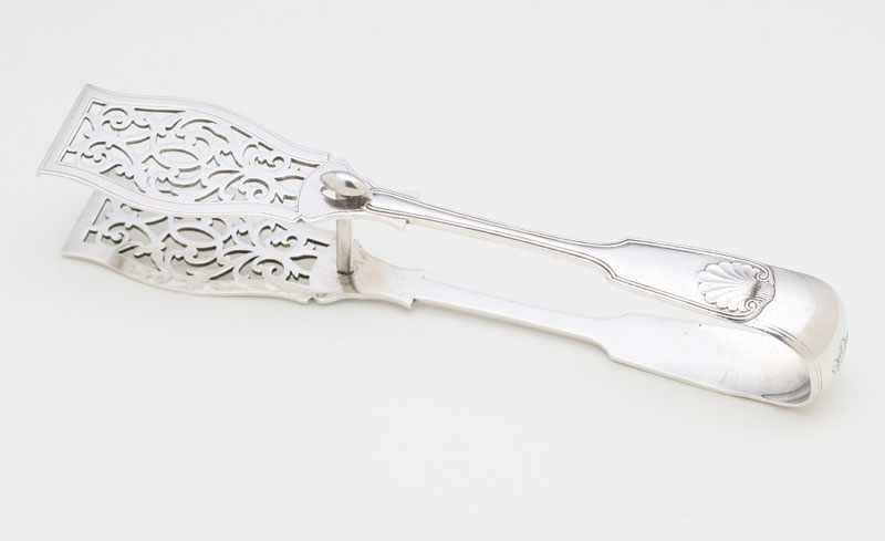 Appraisal: A pair of Edwardian sterling silver 'Shell' yoked asparagus tongs