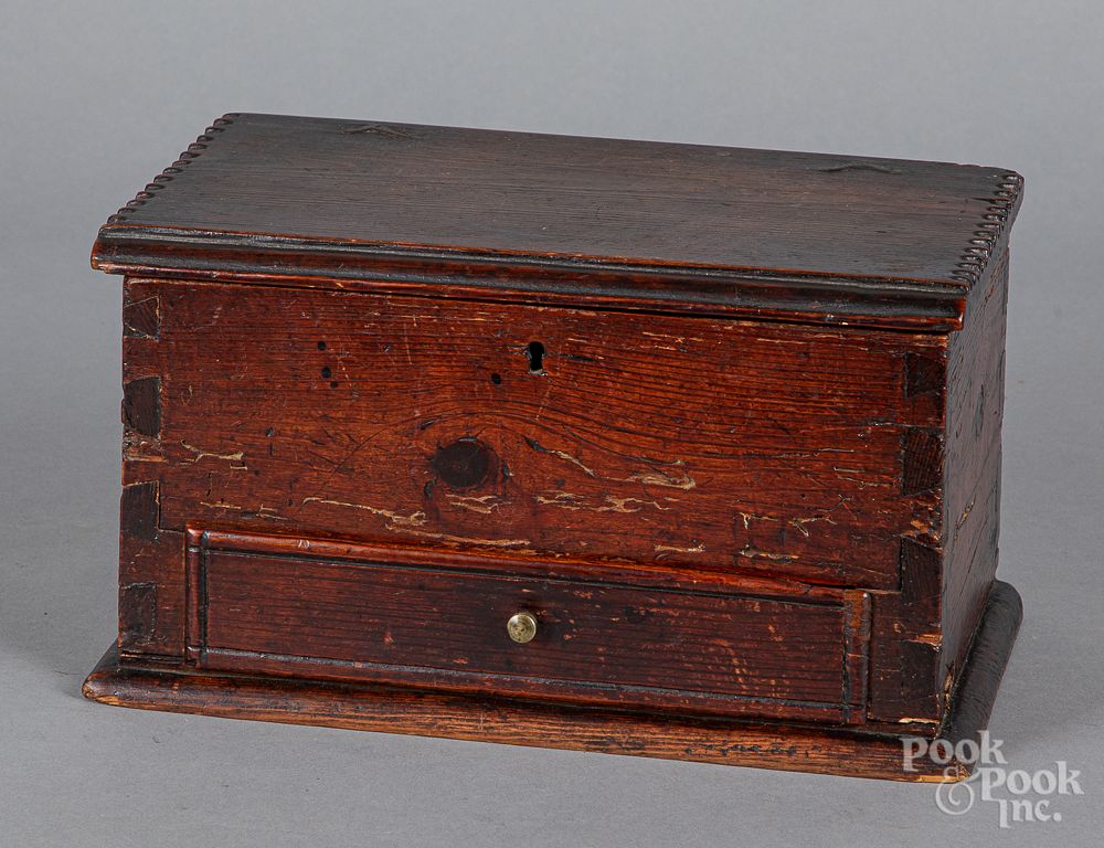 Appraisal: Yellow pine dresser box early th c Yellow pine dresser