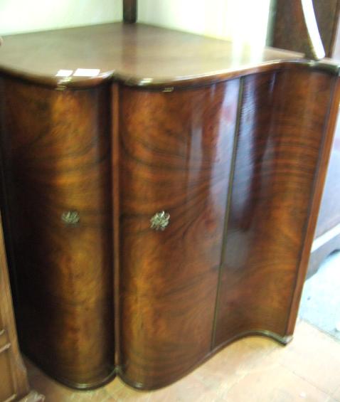 Appraisal: A rosewood hanging corner cupboard the pair of shaped doors