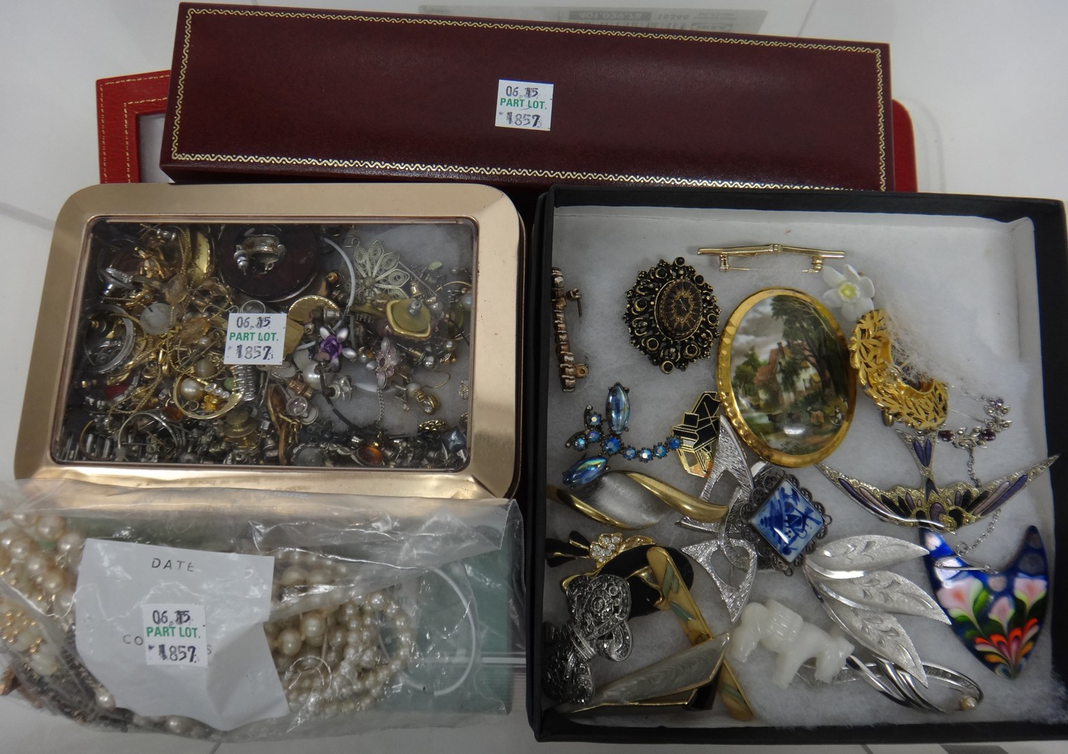 Appraisal: A large collection of costume jewellery including brooches imitation pearl