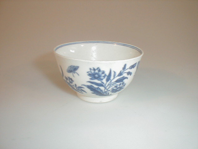 Appraisal: An thC Worcester tea bowl painted in underglaze blue with