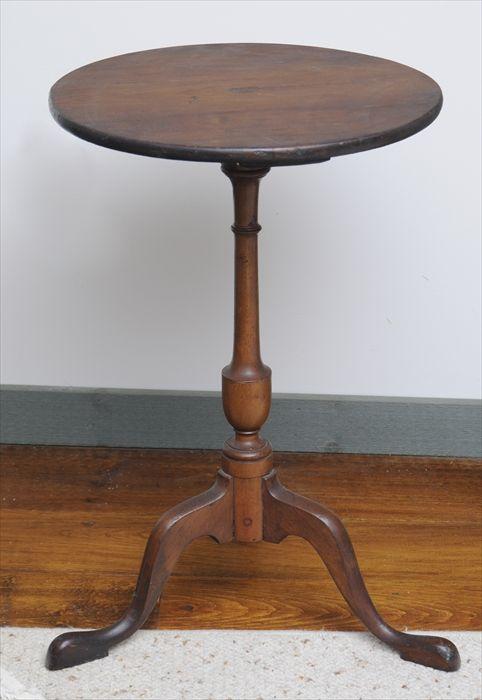 Appraisal: NEW ENGLAND FEDERAL MAPLE CANDLESTAND The circular top over vase-form