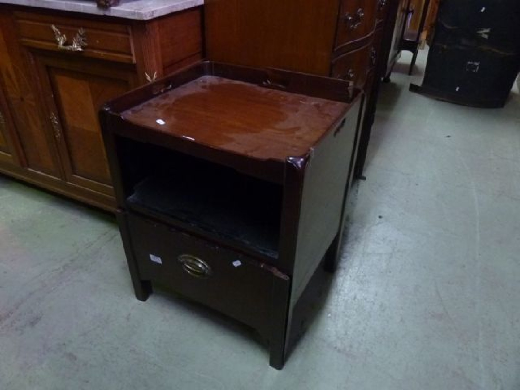 Appraisal: A Georgian mahogany night commode with tray top pierced carrying