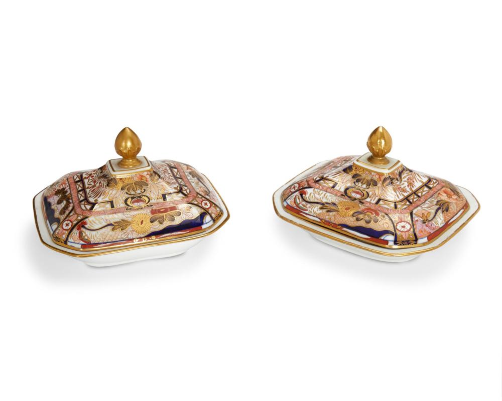 Appraisal: A PAIR OF JAPANESE IMARI PORCELAIN LIDDED DISHESA pair of